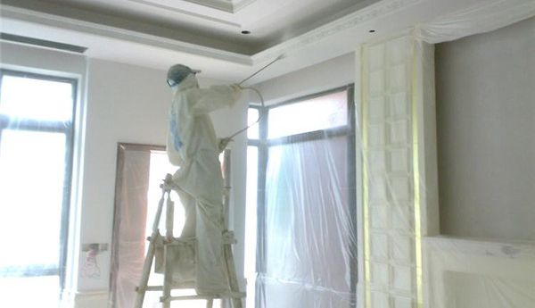 裝修施工：粉刷墻面是用滾輪粉刷還是用機器噴涂？哪種更好？